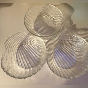 3 glass shell shaped severing bowls. Clamshell bowls.